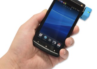 JTT、L字型でスマホになじむバッテリー「PowerSkin KeyCharge」を発売