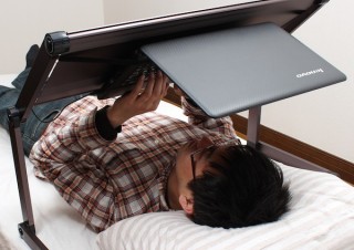 サンコー、寝ながら使える折りたたみデスクにワイド版が登場——大柄な人もOK
