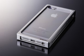 エムジーエム、iPhone5用にアルミとPCによるハイブリッドバンパーを発売