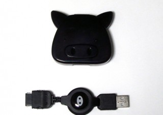 ブタの顔を模したUSB/ACアダプタ