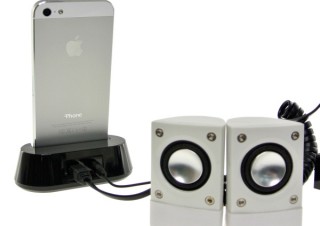エバーグリーン、オーディオ出力もできるiPhone5など用の充電スタンドを発売