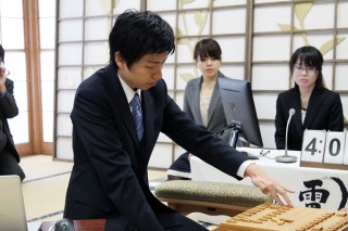 プロ棋士VSコンピュータの「第2回将棋電王戦」第2局で将棋ソフト「ponanza」が初勝利