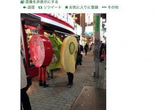 「歩くスライストマト」が新宿や小田急線に出現、Twitterで目撃情報多数