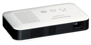 パナソニック、胸ポケットサイズで60インチの大画面投影が可能な小型プロジェクター「LF-PJ525H」