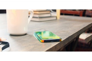 スペック、見る角度で輝きが変化するiPhone用の保護フィルム「Aurora」