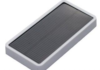 カードサイズで容量2500mAh、ポータブルソーラー充電器「mobile solar 2500」