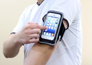 エバーグリーン、各種スマホ用の防水ケースとアームバンドケースを発売