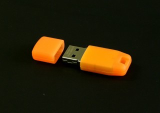 軽快な動作を実現　Linux OS内蔵USBメモリ