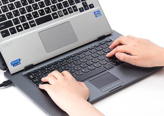 サンワ、自然な姿勢で快適な操作が行えるノートPCスタンド