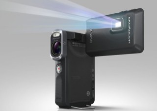 ソニー、プロジェクタを内蔵した防水ハンディカム