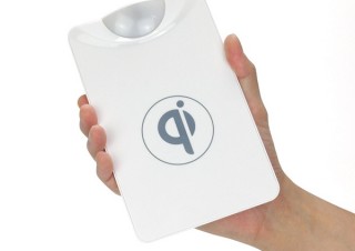 スペック、ワイヤレス給電規格Qi用の製品ブランド「置きらく充電」を発表