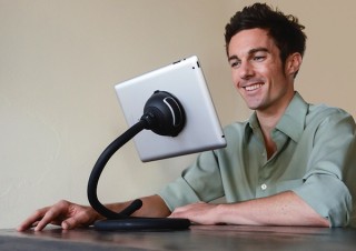 スペックコンピュータ、猿の尻尾のようなアームで固定するタブレットスタンド発売