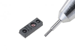 シャープ、スマホの操作性向上と高画質化を同時に実現する近接センサを発売