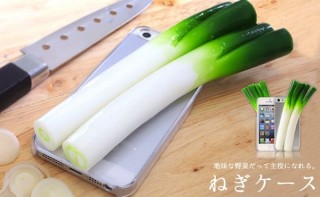 料理の名脇役、本物そっくりのネギがついたiPhone用ケースが登場