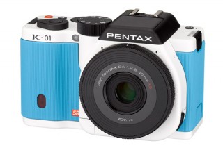 ペンタックス、デジタル一眼カメラ「K-01」の新色ホワイト×ブルーを発売