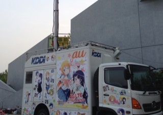 au、コミケ84開催の東京ビッグサイトに「俺妹」ラッピングの痛車載型基地局を配置