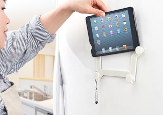 サンワサプライ、冷蔵庫への取り付けに最適なタブレット用マグネットホルダーを発売