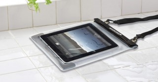 お風呂やキッチンでもiPadが楽しめる防水ケース「WATERWEAR for iPad/Tablet PC」
