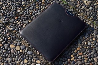 革職人を続けて46年、匠の技巧が光るiPad用本革ケース