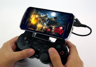 玄人専用！ PS3用ゲームコントローラとスマホを一体化するアタッチメント