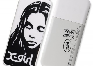 エレコム、「X-girl」とコラボした薄型モバイルバッテリーを発売