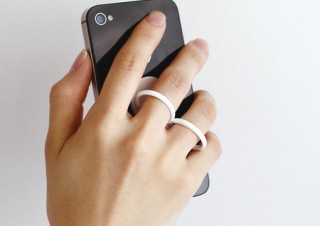 スパイス、指を通して支える落下防止用リング付き「Revo」にiPhone5版