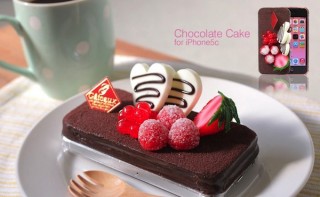 Hamee、クリスマスにぴったりなチョコケーキ型iPhone 5cケースを発売
