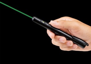 サンワ、緑色光を採用した無線レーザーポインター「LP-RFG103BK」を発売