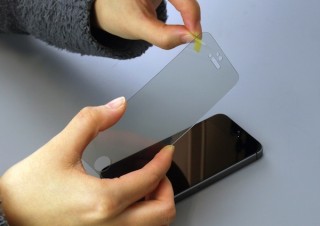 割れ・傷に強い有機ガラス素材のiPhone 5s/5cブルーライトカット保護フィルム