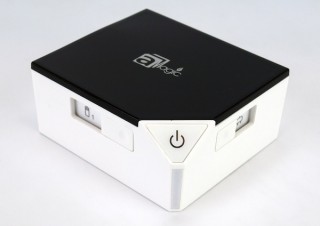 ケーブル内蔵大容量7800mAhのキューブ型モバイルバッテリー「MagCub」が発売