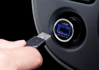 サンワサプライ、LEDライト搭載のスマホ向けUSBカーチャージャーを発売