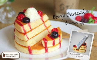 Hamee、アイスとベリーがのった贅沢パンケーキの食品サンプルスマホスタンドを発売