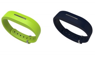 docomo、製品不良で発売延期だった活動量計「ムーヴバンド」を1月29日に発売