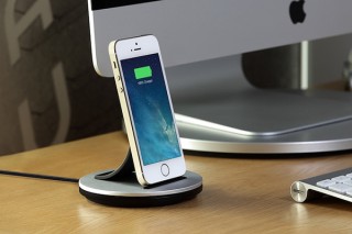 フォーカル、iPhone/iPad mini用の充電スタンド「JustMobile AluBolt」