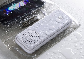 サンワ、スマホやタブレットで使用できる防水ケース付きスピーカーを発売