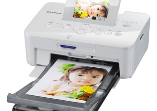 キヤノン、AirPrintに対応した小型フォトプリンタ「SELPHY CP910」