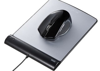 サンワ、専用マウスパッドから電力供給される無線マウス「400-MA052」