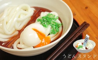 半熟卵とツヤのある麺がおいしそう！ Hamee、うどんスマホスタンドを発売
