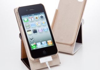 トリニティ、スタンドにもなるiPhone 4用レザーケース