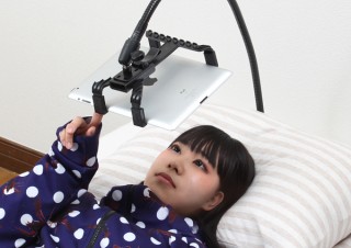 サンコー、寝ながらタブレットやスマホを使えるスタンドを発売