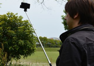 スマホ自撮りのmonopod、手元でシャッターを切れる新製品