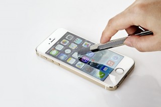 トリニティ、モース硬度9のiPhone用液晶保護プロテクタ