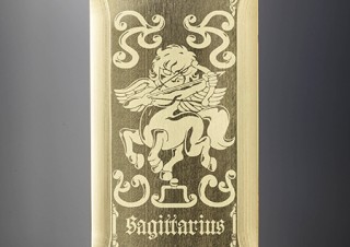 バンダイ、聖闘士星矢の聖衣箱モチーフのiPhoneケース