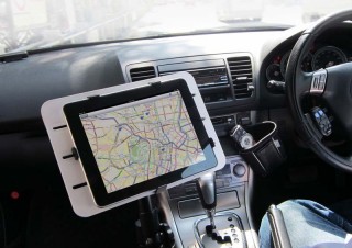 サンコー、iPadを手軽に車載できるカーアクセサリ「CAR LAPTOP HOLDER for iPad」