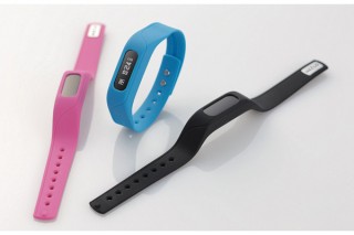 エレコム、スマホと連動可能なリストバンド型の活動量計を発売