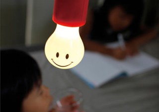 スパイス、電池を用いる電球型LED「Smile Lamp」