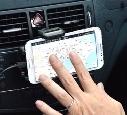 サンコー、スマホをCDスロットほ固定できるホルダーを発売