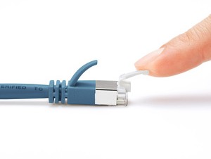 サンワ、ツメが折れないコネクタを採用したLANケーブル発売