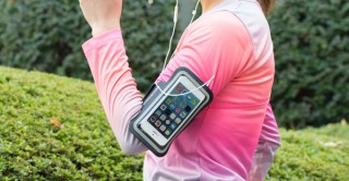 フォーカル、反射素材のスマホアクティブケース