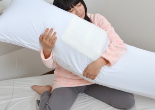 サンコー、人肌36℃の「USBあったかエア抱き枕」発売